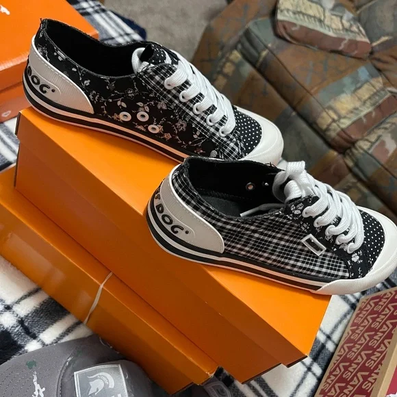 ロケットに乗るワンちやん。 Rocket Dog | Shoes | Rocket Dog Sneakers | Poshmark